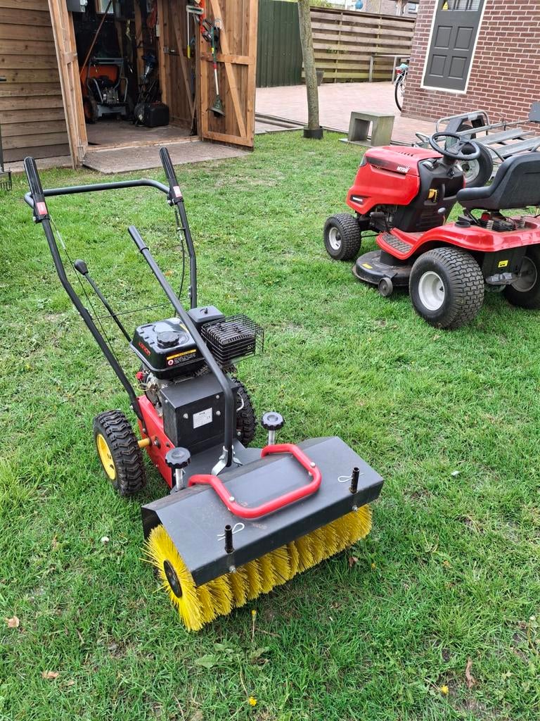 Benzine veegmachine - Krachtige reiniging voor buiten, Tuin en Terras, Veegmachines, Ophalen of Verzenden