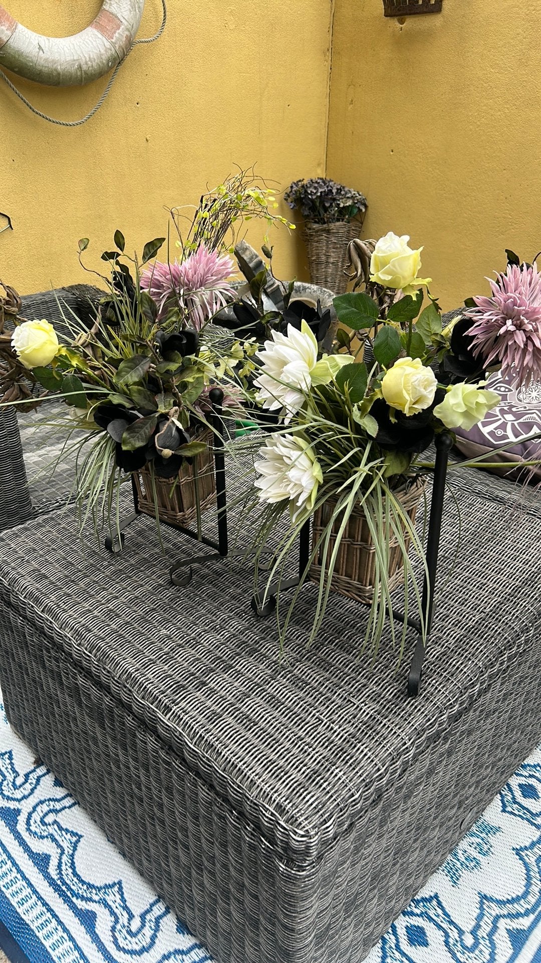 Kunstbloemen in rieten mand in metalen houder set 2 stuks, Ophalen, Zo goed als nieuw