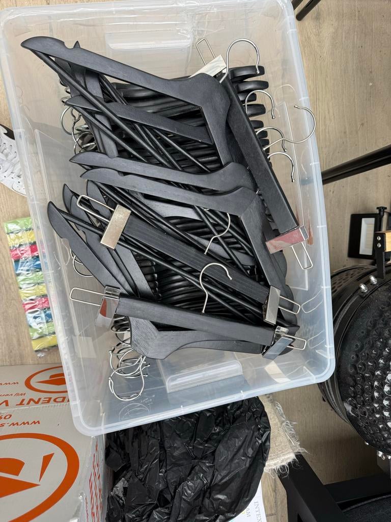 Houten en metalen kledinghangers - diverse, Ophalen, Gebruikt, Hout, Kinderen en Volwassenen