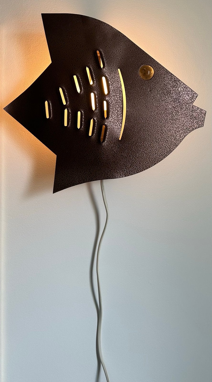 Vintage wandlamp vis sculptuur aluminium lamp, Huis en Inrichting, Ophalen of Verzenden, Zo goed als nieuw