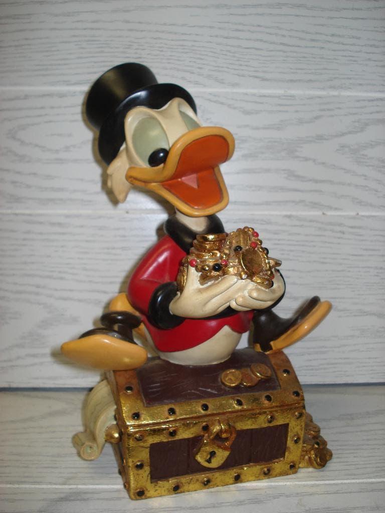 Disney beeld Dagobert Duck op een Schatkist Orgineel, Ophalen of Verzenden, Donald Duck, Zo goed als nieuw, Beeldje of Figuurtje