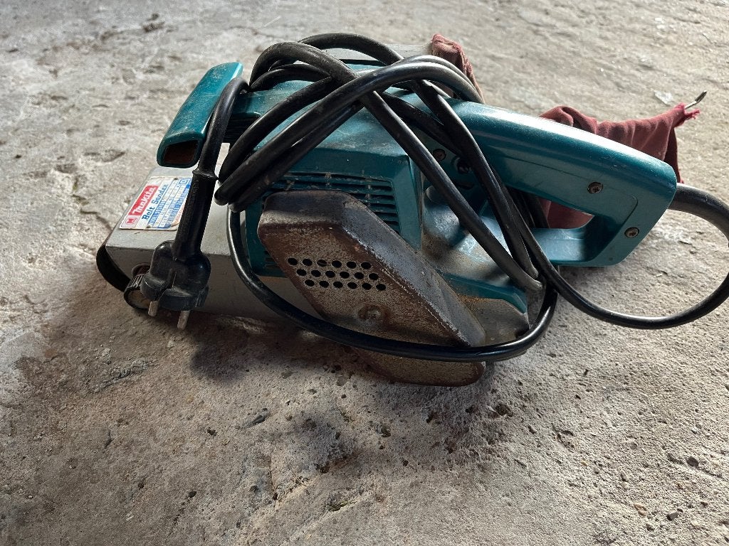 Makita bandschuurmachine, Ophalen of Verzenden, Gebruikt, 600 tot 1200 watt, Bandschuurmachine