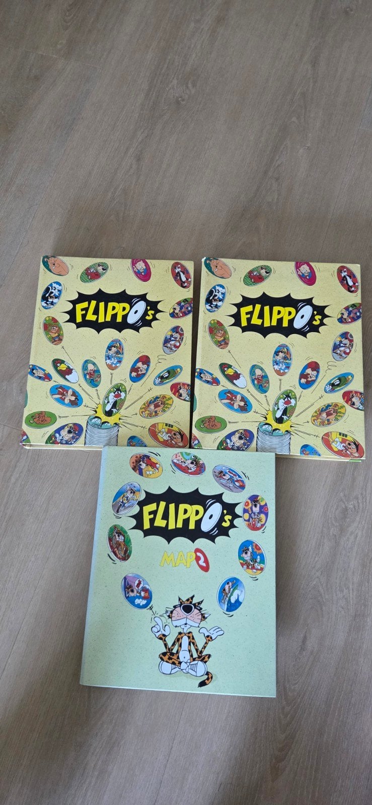 Flippo albums: 2x map 1 (compleet) 1x map 2 (2 ontbrekend), Ophalen, Map, Album of Poster, Met verzamelmap(pen)