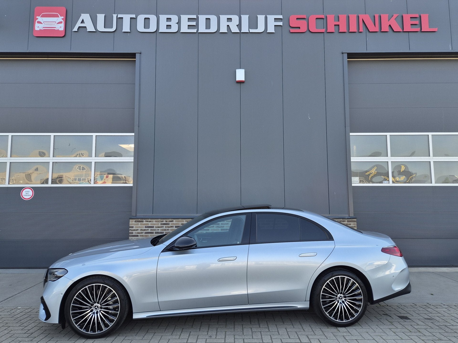 Mercedes-Benz E-Klasse 200 AMG PAKKET,PANO,360 CAMERA,SFEERV, Auto's, Mercedes-Benz, Automaat, Gebruikt, Leder en Stof, 1725 kg