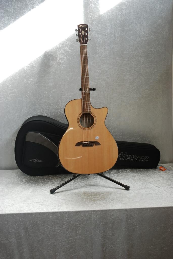 Alvarez Semi akoestische gitaar AGFM80CEAR met hoes, Muziek en Instrumenten, Instrumenten | Onderdelen, Gebruikt, Akoestische gitaar