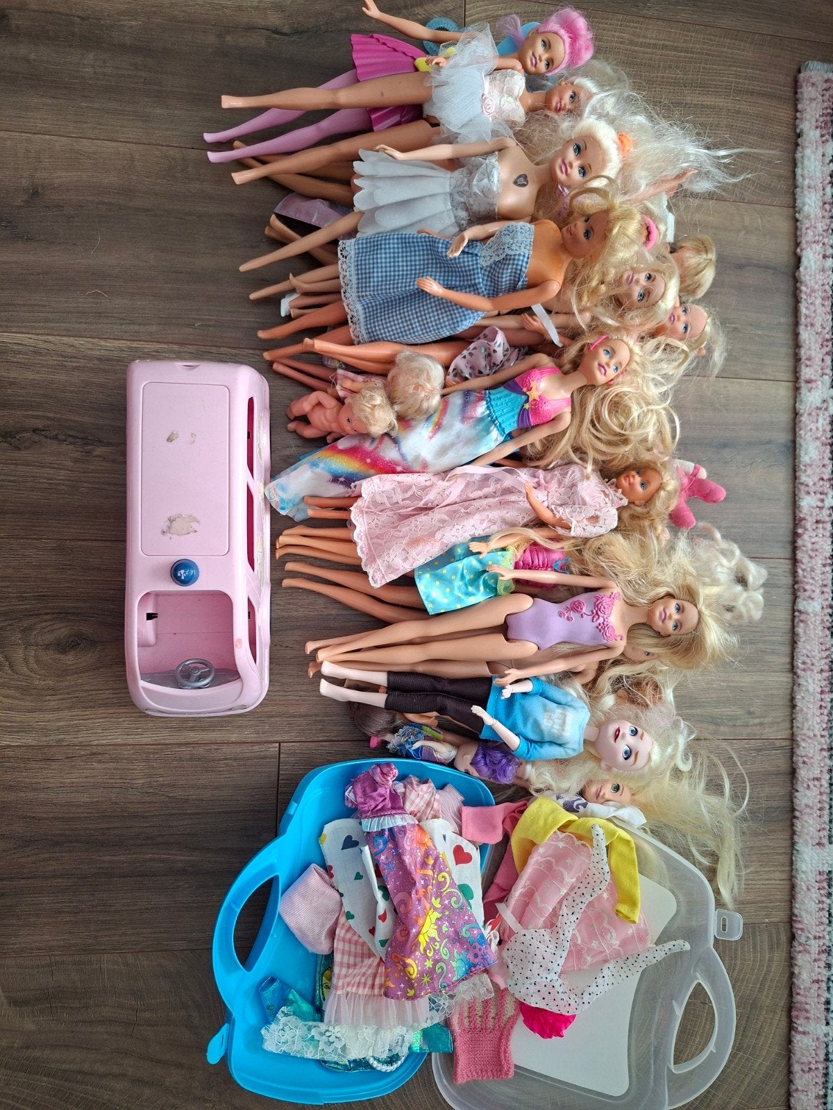 Grote partij Barbies met kleding en roze bus, Ophalen, Gebruikt, Barbie