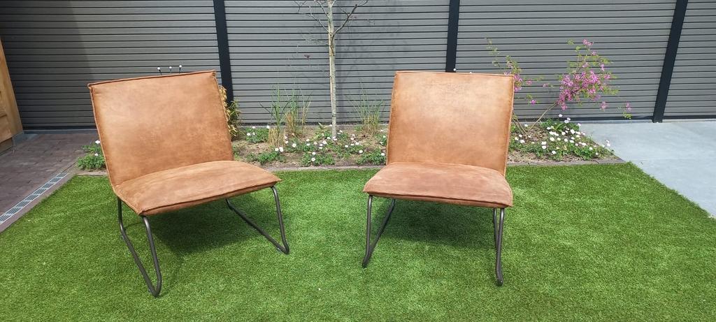 Set van 2 bruine leatherlook stoelen met metalen onderstel, Huis en Inrichting, Stoelen, Ophalen, Twee, Bruin, Zo goed als nieuw