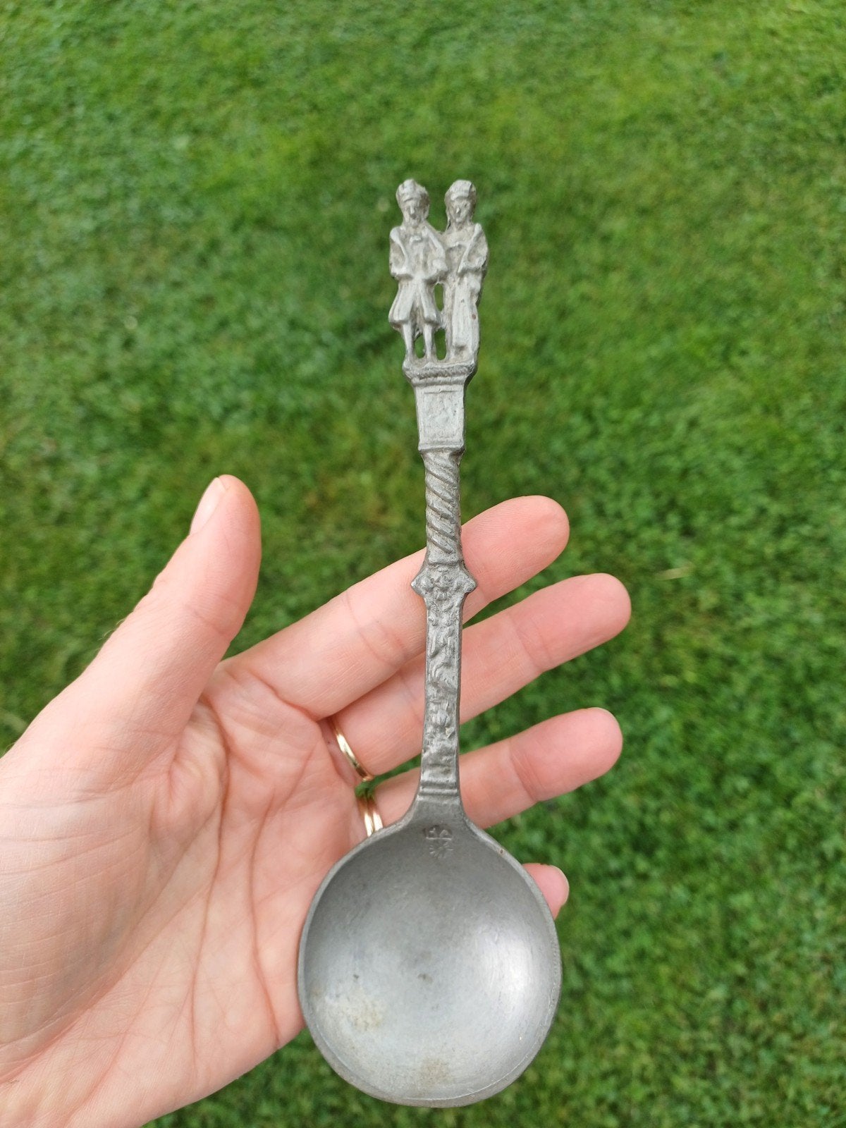 Antieke tinnen lepel met figuren, Ophalen