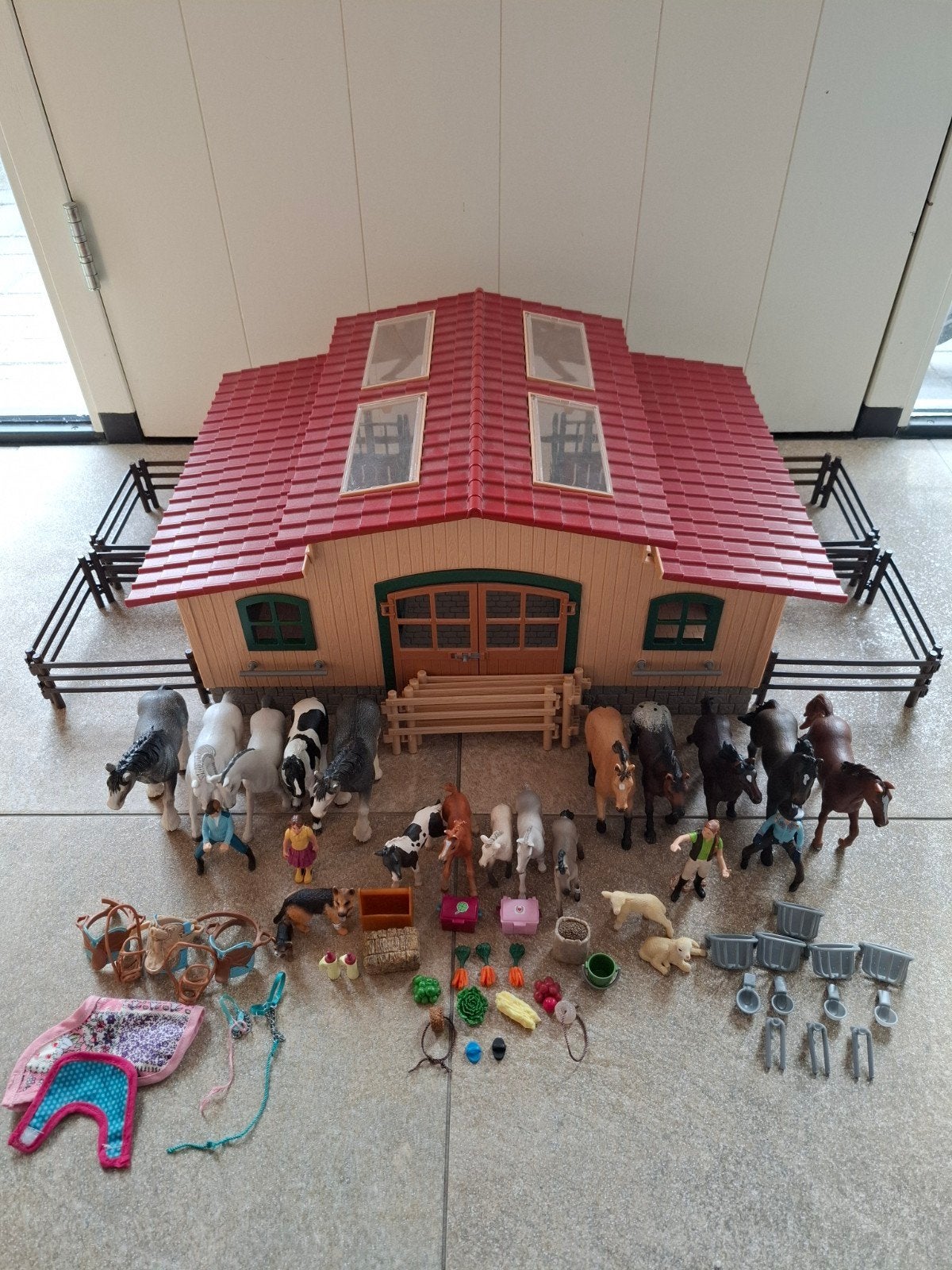 Schleich paardenstal met paarden en vele accessoires, Ophalen, Gebruikt