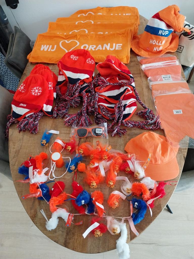 Groot Oranje Feestpakket: 1Hoed, 15mutsen, 1bril en wuppies, Ophalen of Verzenden, Zo goed als nieuw, Feestartikel, Oranje of Koningsdag