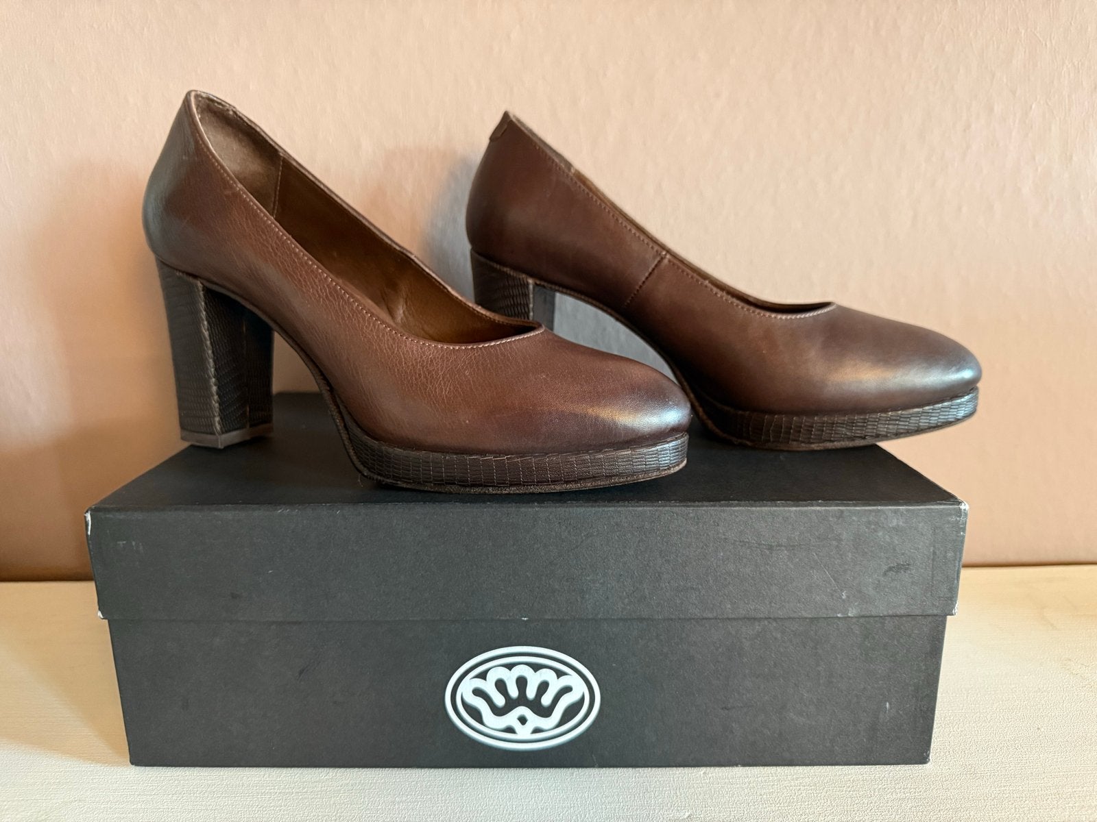 Fred de la Bretoniere pumps - Handmade in Europe, Pumps, Bruin, Ophalen of Verzenden, Zo goed als nieuw