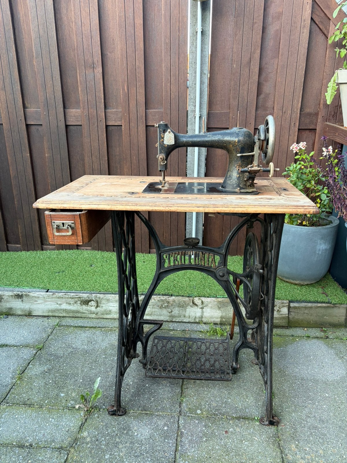 Antiek teutonia trapnaaimachine met laatje en assecoires, Ophalen