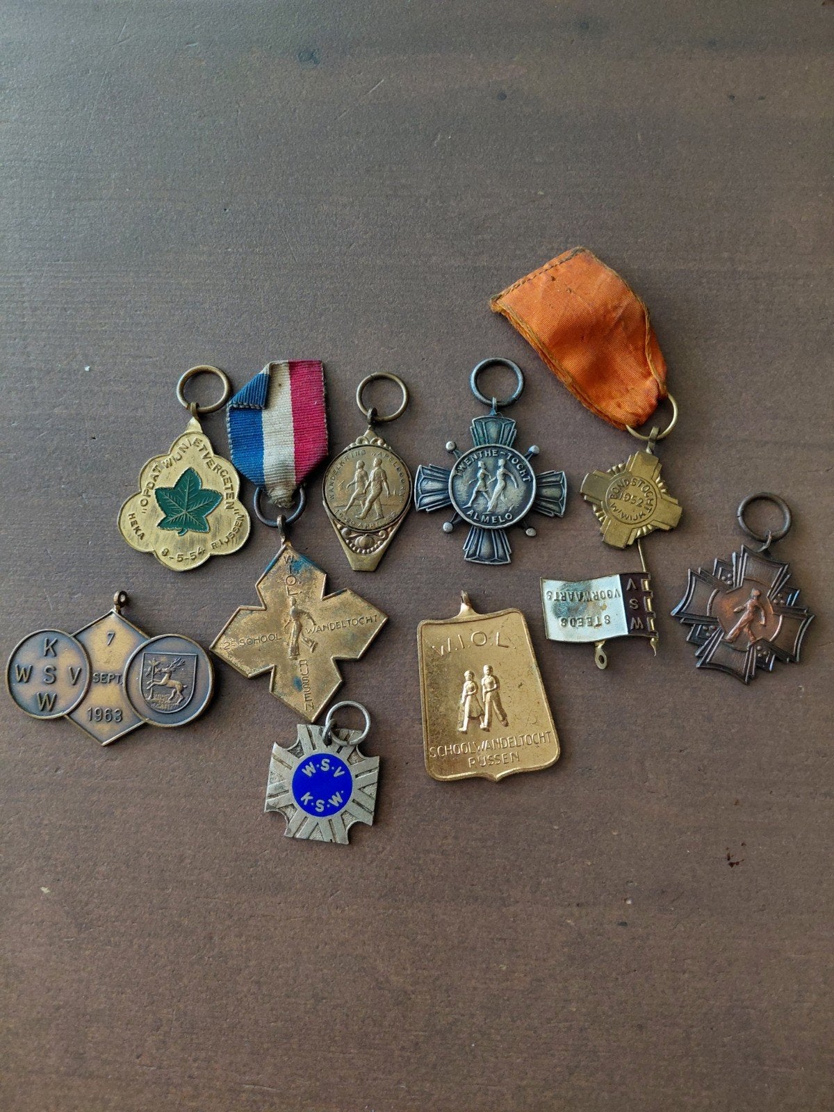 Collectie van diverse medailles en speldjes, Ophalen of Verzenden