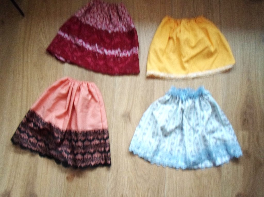 Poppenkleertjes voor poppen van 50 cm. Rokjes en blousjes, Verzamelen, Ophalen of Verzenden, Gebruikt, Kleertjes