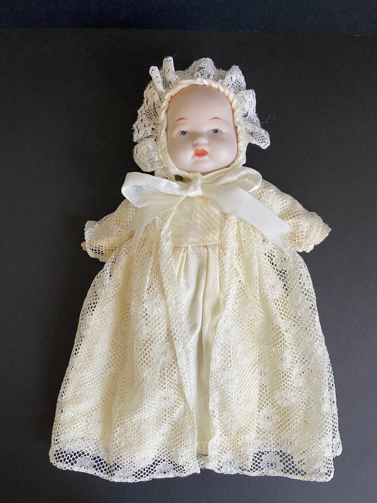 Vintage Baby Popje Pop Doopjurk met Muts 22 cm, Verzamelen, Poppen, Ophalen of Verzenden, Pop