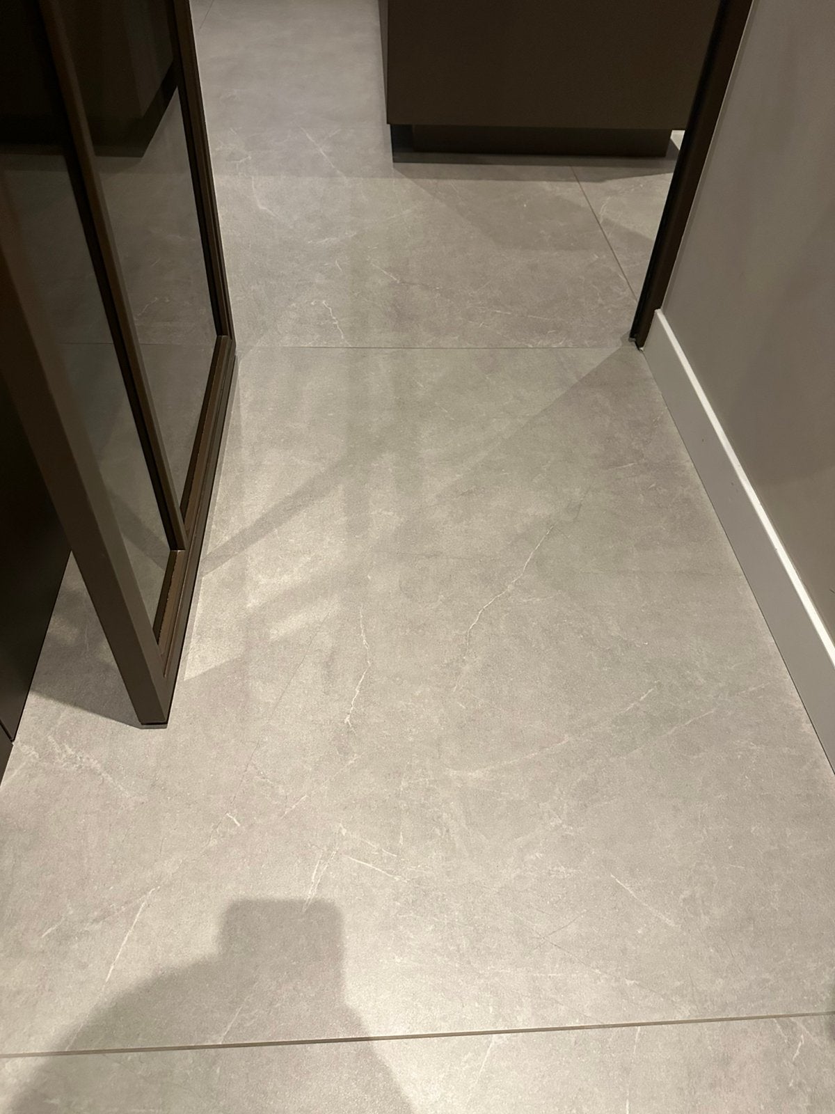 Lichtgrijze tegels met lichte witte aders, Ophalen, 60 cm of meer, 60 cm of meer, Nieuw