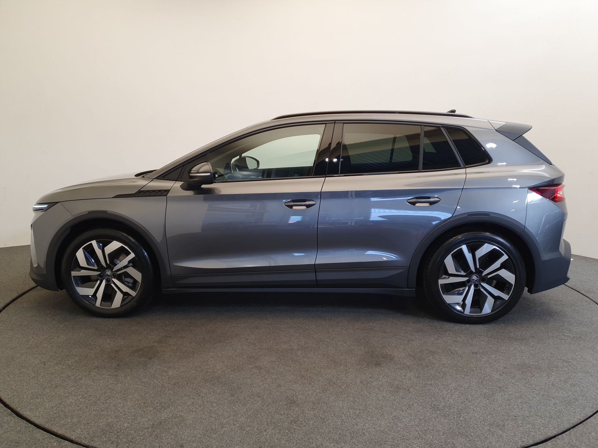 Skoda Elroq 85 Sportline 286pk 1800kg trekgewicht Wegklapbar, Auto's, Automaat, Achterwielaandrijving, Gebruikt, Zwart