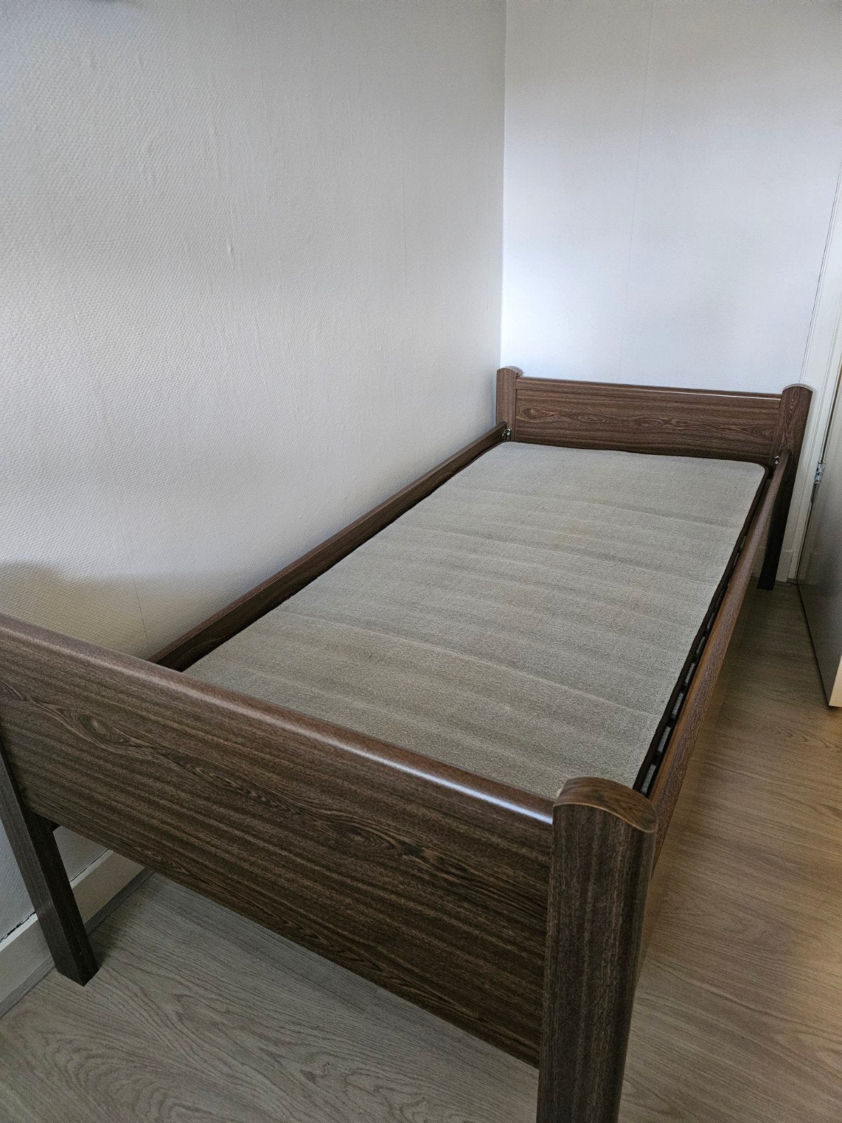 2 Senioren bedden goede staat, Ophalen, 90 cm, Eenpersoons, Bruin