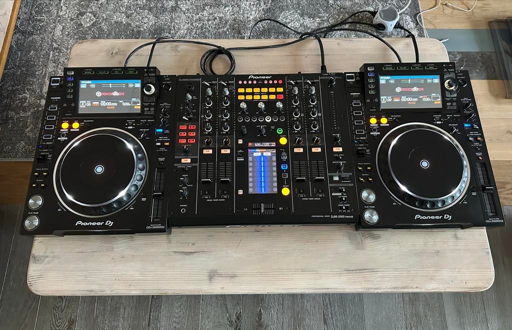 Pioneer DJ  2x CDJ-2000NXS2 + DJM-2000 Nexus + Decksavers, Muziek en Instrumenten, Dj-sets en Draaitafels, Ophalen, Zo goed als nieuw