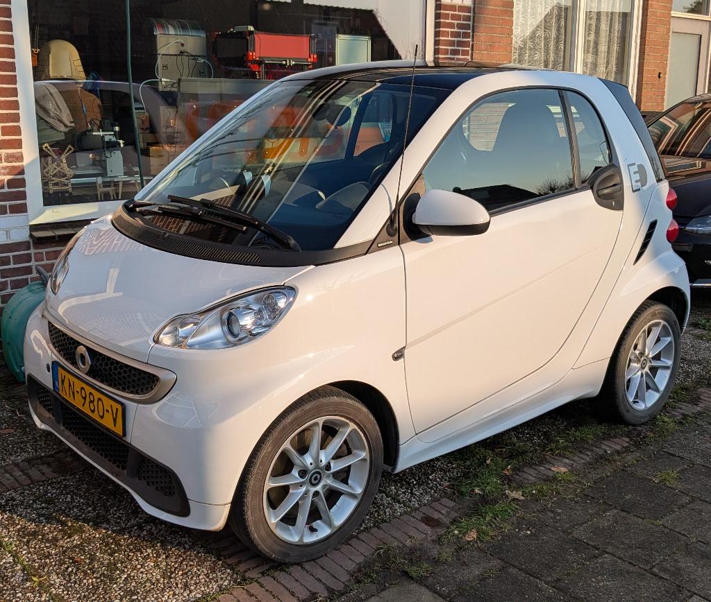 Smart ForTwo Electric Drive Coupe 2014 Wit, Auto's, Automaat, USB, Elektrisch, Grijs