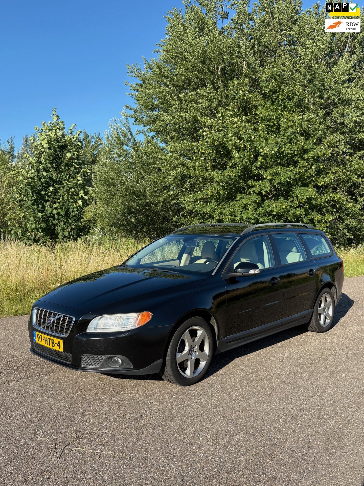 Volvo V70 2.5T Kinetic - Leder - Cruise - Airco, Voorwielaandrijving, Beige, Handgeschakeld, 93 €/maand