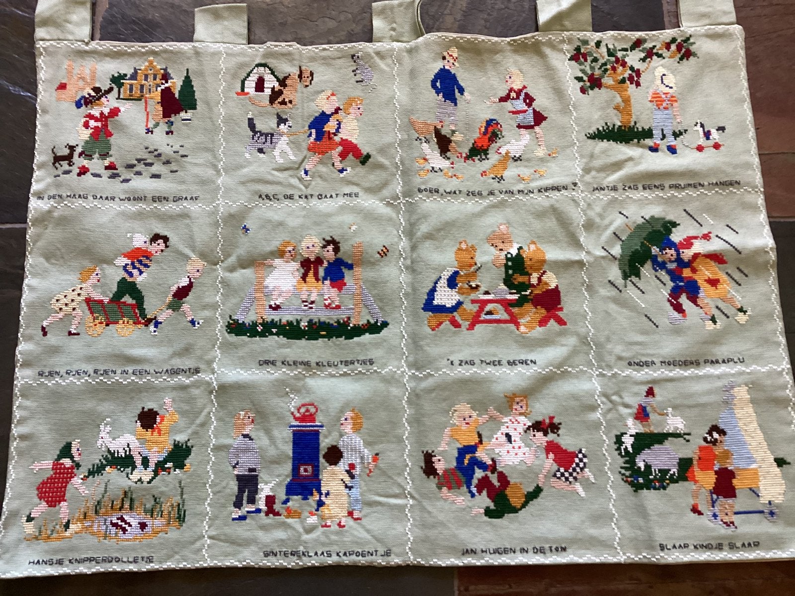 Vintage geborduurd wandkleed voor kinderkamer, Ophalen of Verzenden