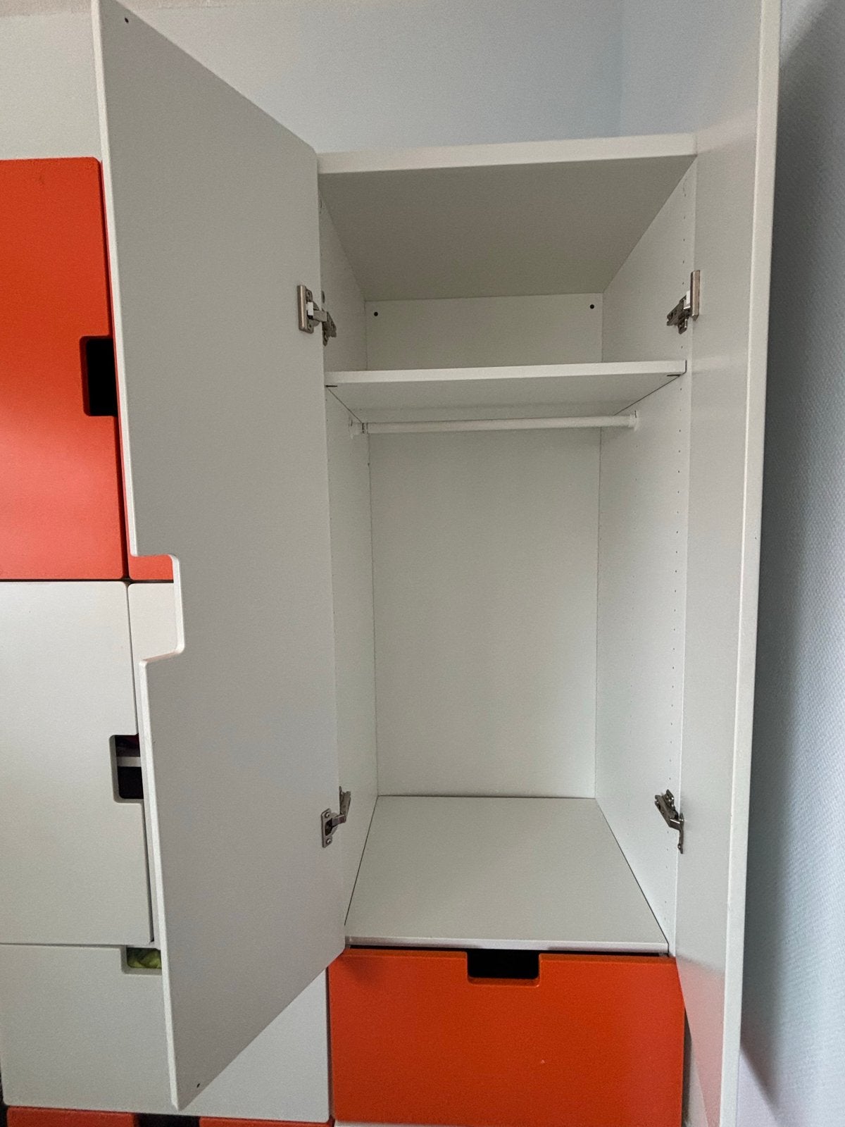 Kledingkast STUVA (2x) met lades en deuren - Wit/Oranje, Ophalen, Gebruikt, 100 tot 150 cm, Met lade(s)