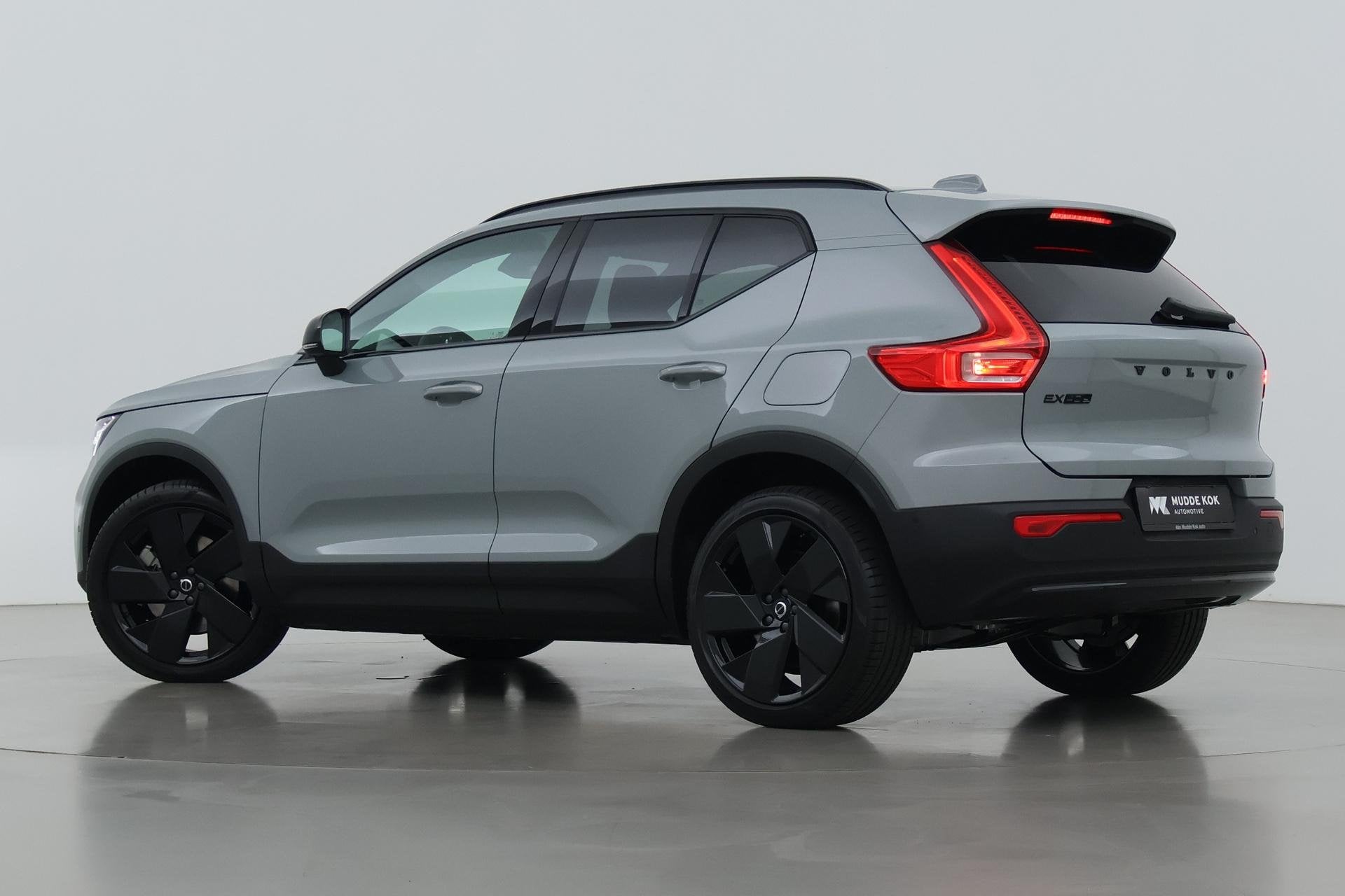 Volvo EX40 Twin Motor Plus Black Edition 82 kWh | 409 PK! |, Auto's, Volvo, Automaat, Stof, Gebruikt, 82 kWh