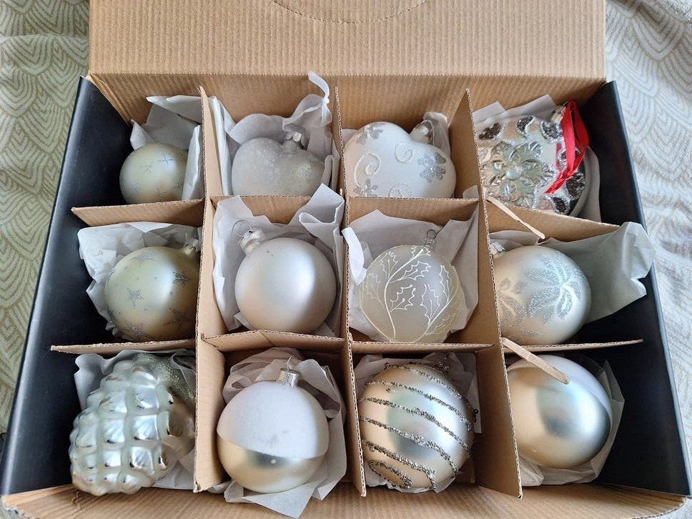 Doos met 12 Kerstornamenten, Diversen, Kerst, Zo goed als nieuw, Ophalen of Verzenden