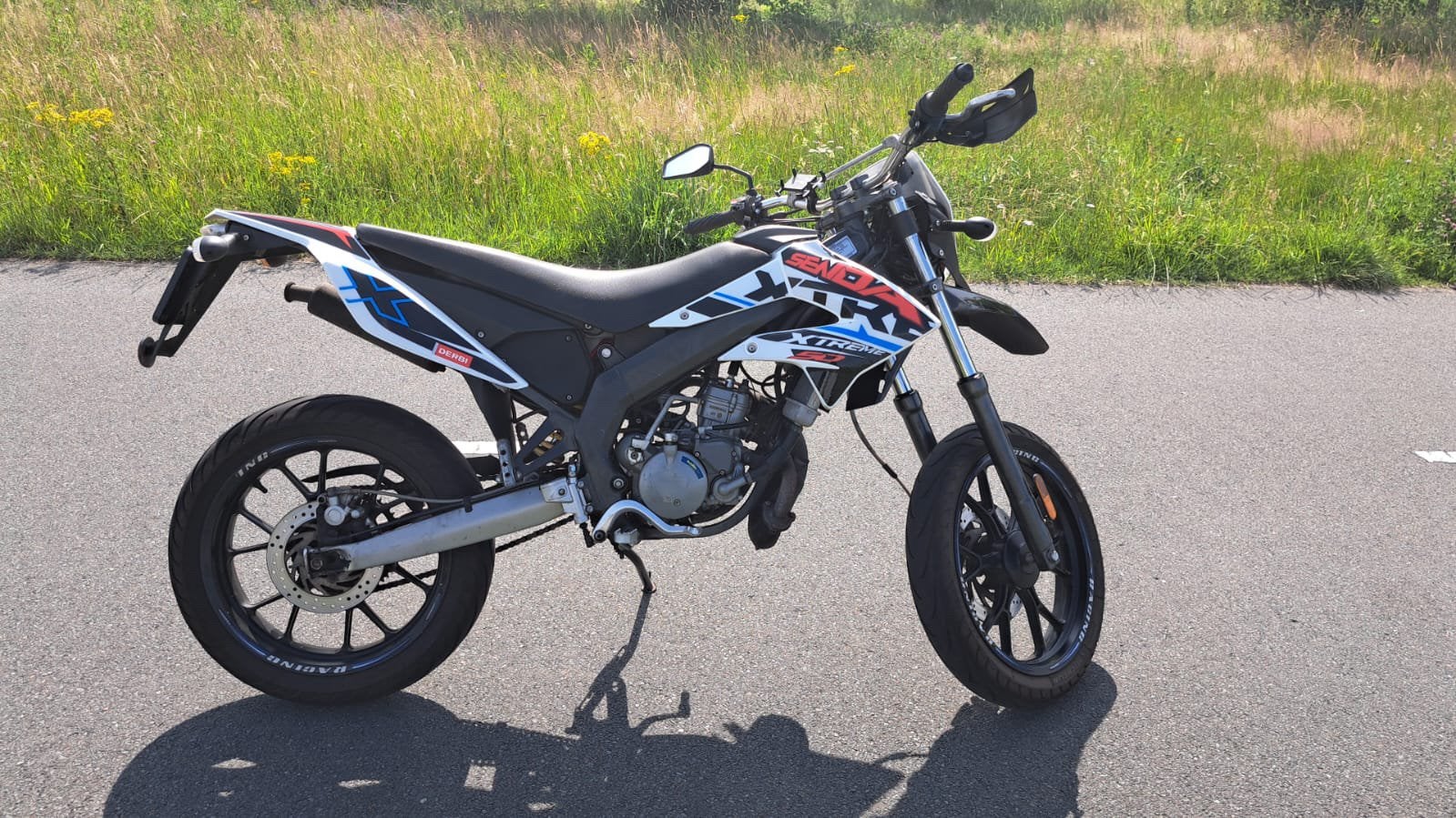 Mooie Derbi Senda extreme, Fietsen en Brommers, Brommers | Derbi, Ophalen, 6 versnellingen, Maximaal 45 km/u, Zo goed als nieuw