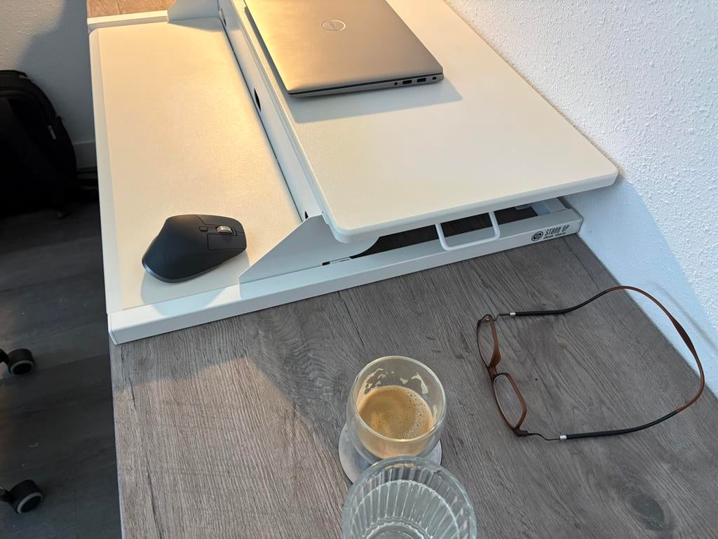 Bureau verhoger sta op standaard - Stand Up Desk Store, Huis en Inrichting, Bureaus, Ophalen, In hoogte verstelbaar, Zo goed als nieuw
