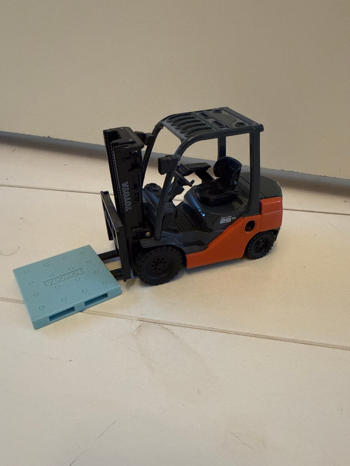 Toyota 3FG 8FD 25 Vorkheftruck Speelgoedmodel Schaal 1:25, Ophalen of Verzenden, Gebruikt