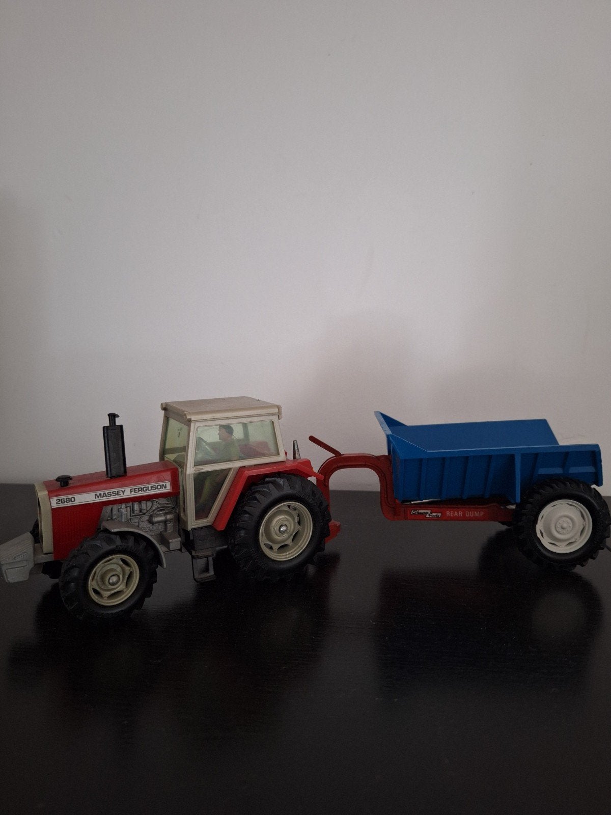 Britains Massey Ferguson 2680 tractor met kiepwagen, Ophalen of Verzenden, Gebruikt, Tractor of Landbouw, Britains