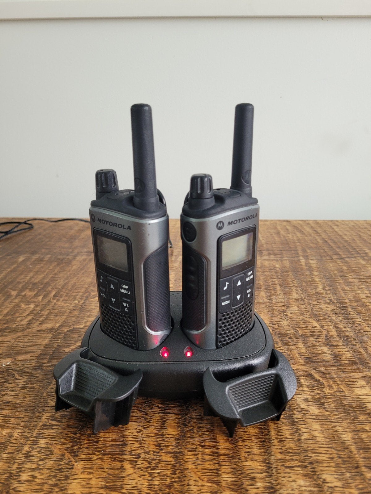Motorola T80 Walkie Talkie Set met Oplaadstation, Telecommunicatie, Portofoons en Walkie-talkies, Ophalen, Met broekklem, Zo goed als nieuw