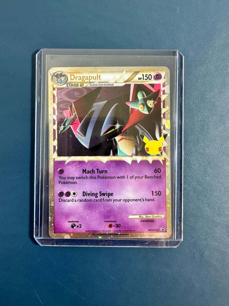 Dragapult (MINT) SWSH132 Celebrations promo Pokémon kaart, Hobby en Vrije tijd, Verzamelkaartspellen | Pokémon, Ophalen of Verzenden