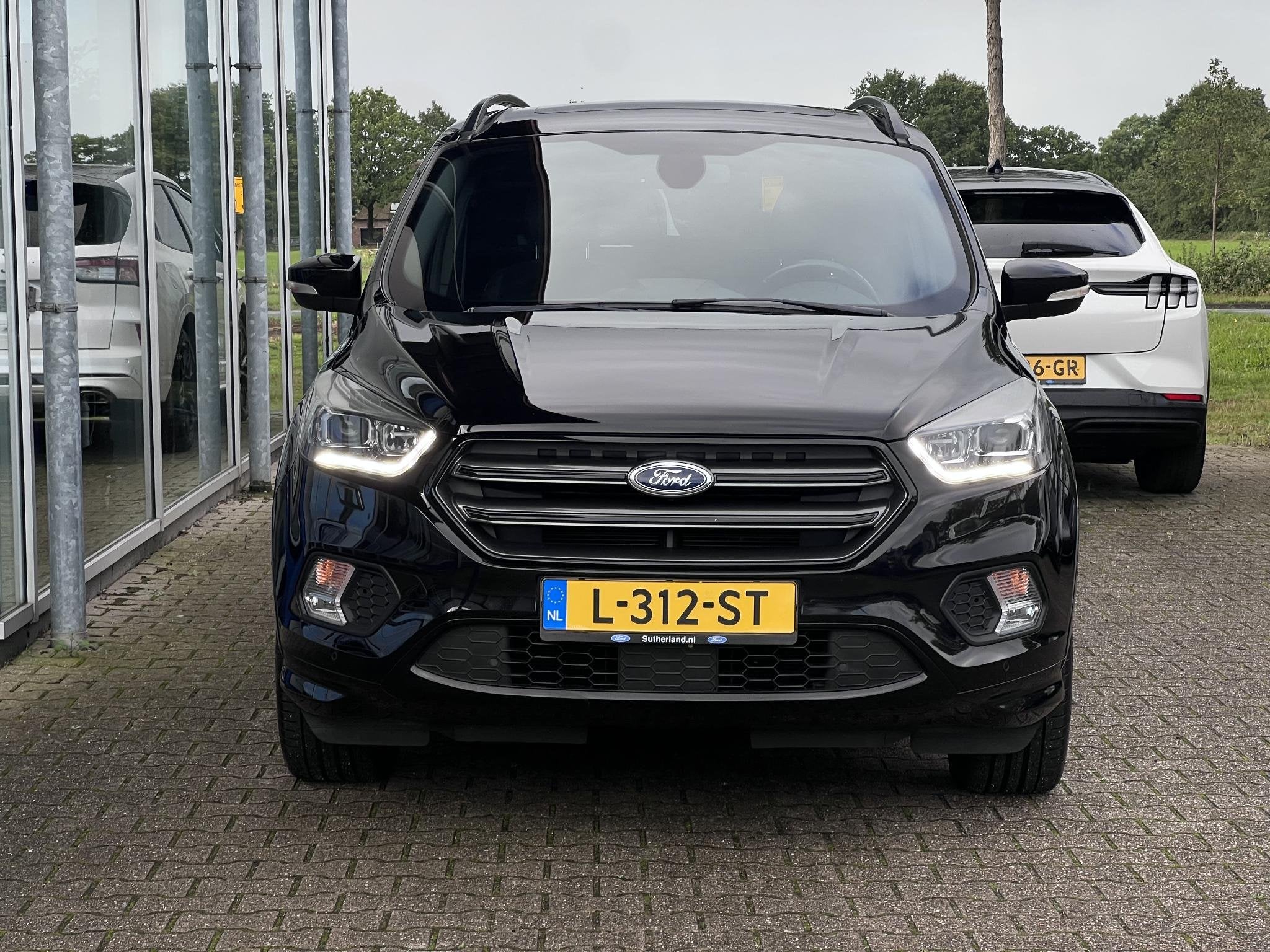 Ford Kuga 1.5 EcoBoost ST Line | Winterpack | Trekkaak | 200, 4 cilinders, Leder en Stof, Zwart, Bedrijf