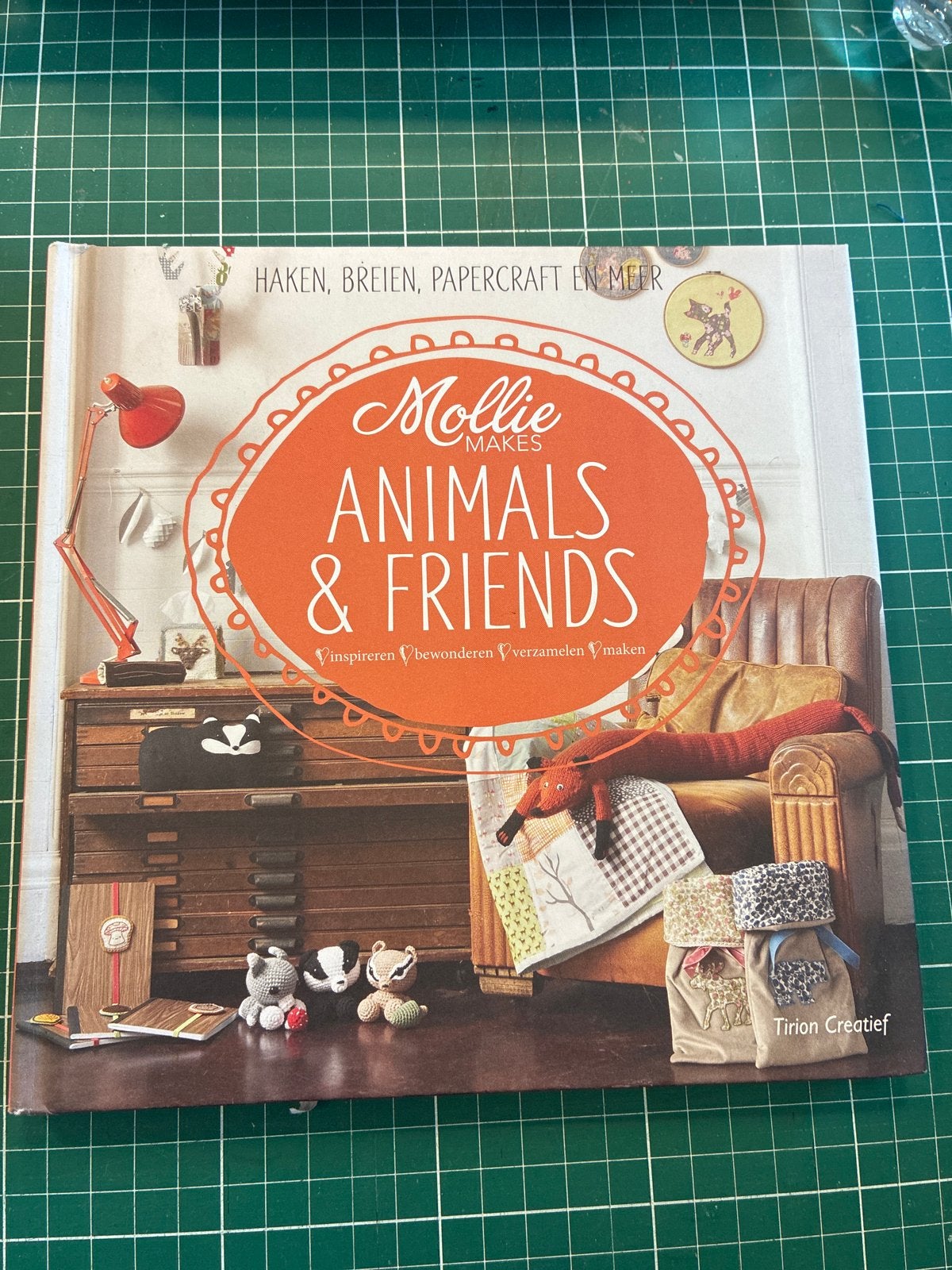 Mollie Makes Animals & Friends - Haken, Breien, Papercraft, Ophalen of Verzenden, Gelezen, Breien en Haken, Geschikt voor kinderen