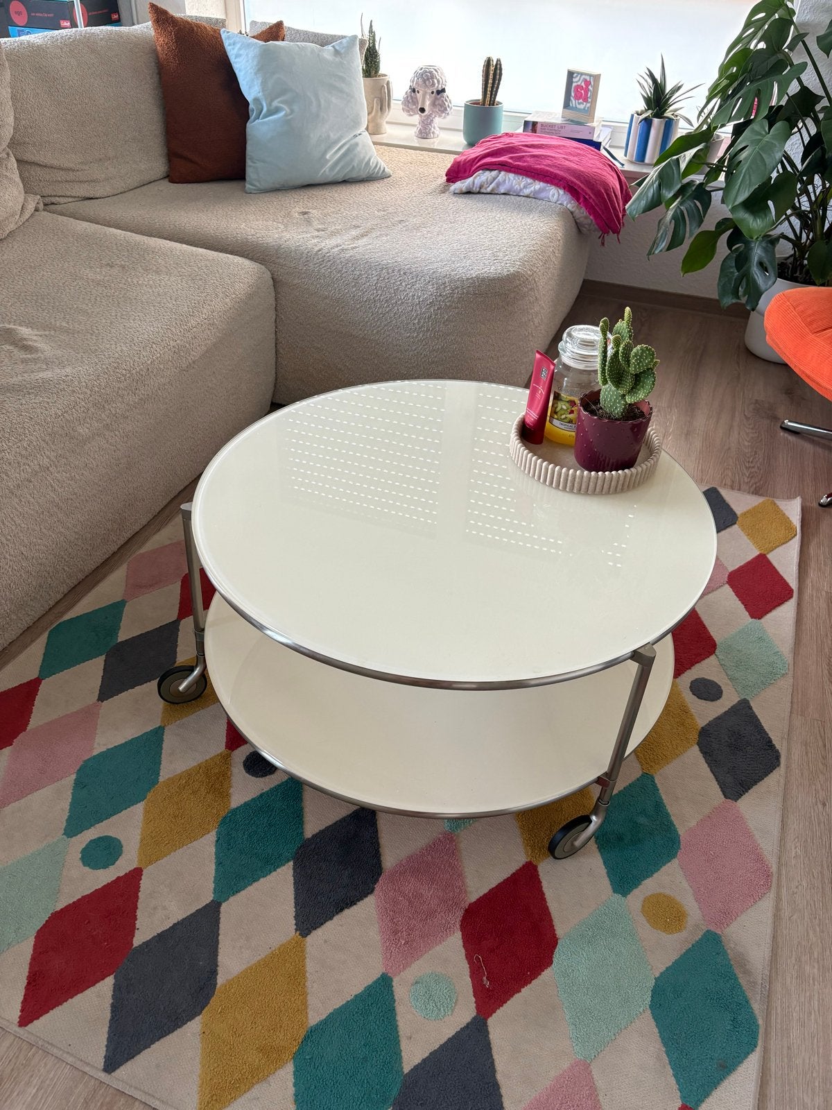 Ronde salontafel met wielen, wit en metaal IKEA STRIND, Ophalen, 50 – 75, Gebruikt, Rond