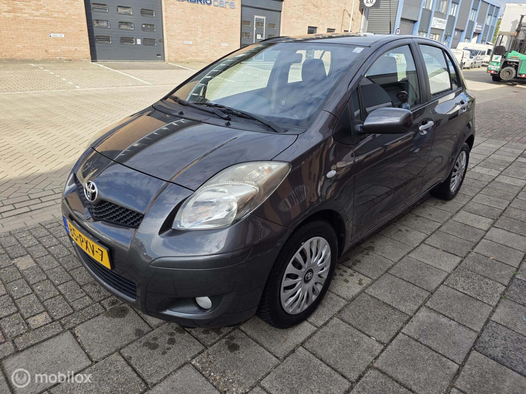 Toyota Yaris 1.3 VVTi Aspiration Automaat, Auto's, Euro 5, 750 kg, 4 cilinders, Automatische klimaatregeling
