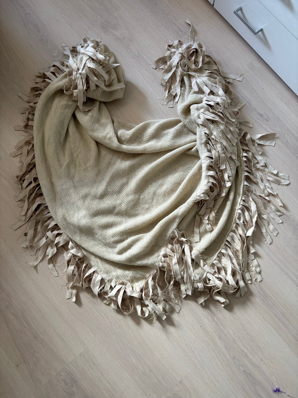 Vierkante Omslagdoek met Franjes - Beige, Ophalen of Verzenden, Gedragen