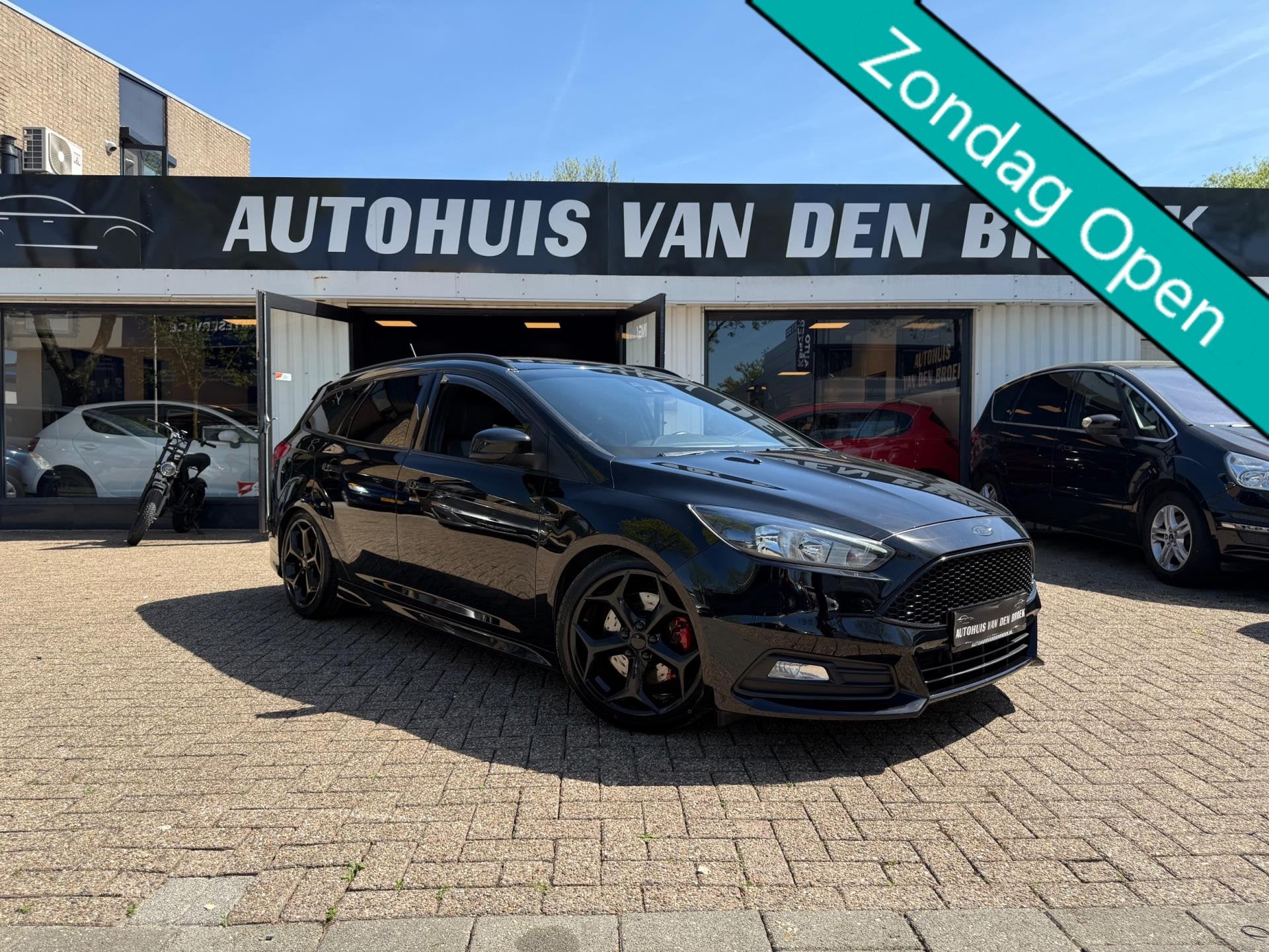 Ford Focus Wagon 2.0 ST 250Pk Navi Cruise Climate Ctr Camera, Auto's, Dealer onderhouden, 15 km/l, Gebruikt, Zwart
