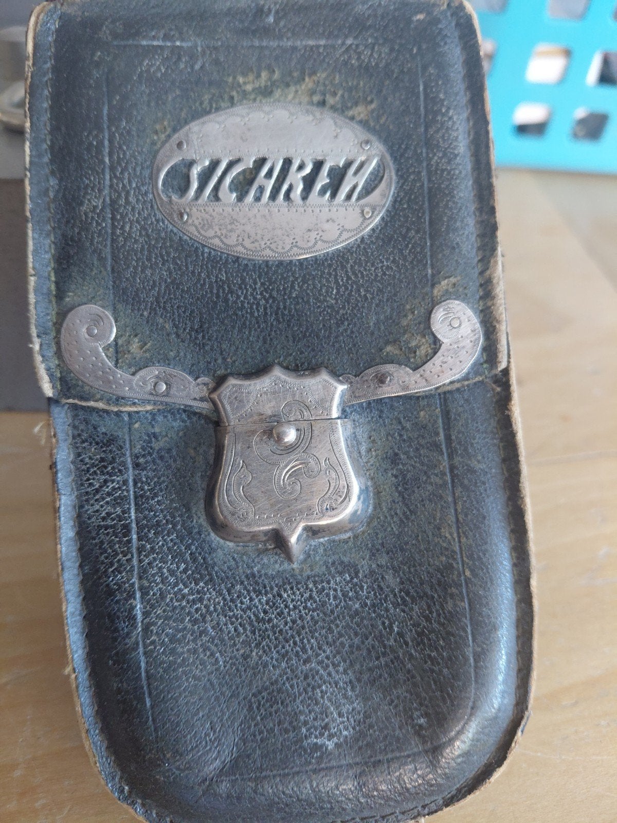 ANIEK LEREN SIGAREN HOUDER MET ZILVER SLOT  ( ZWAARDJE ), Antiek en Kunst, Ophalen of Verzenden