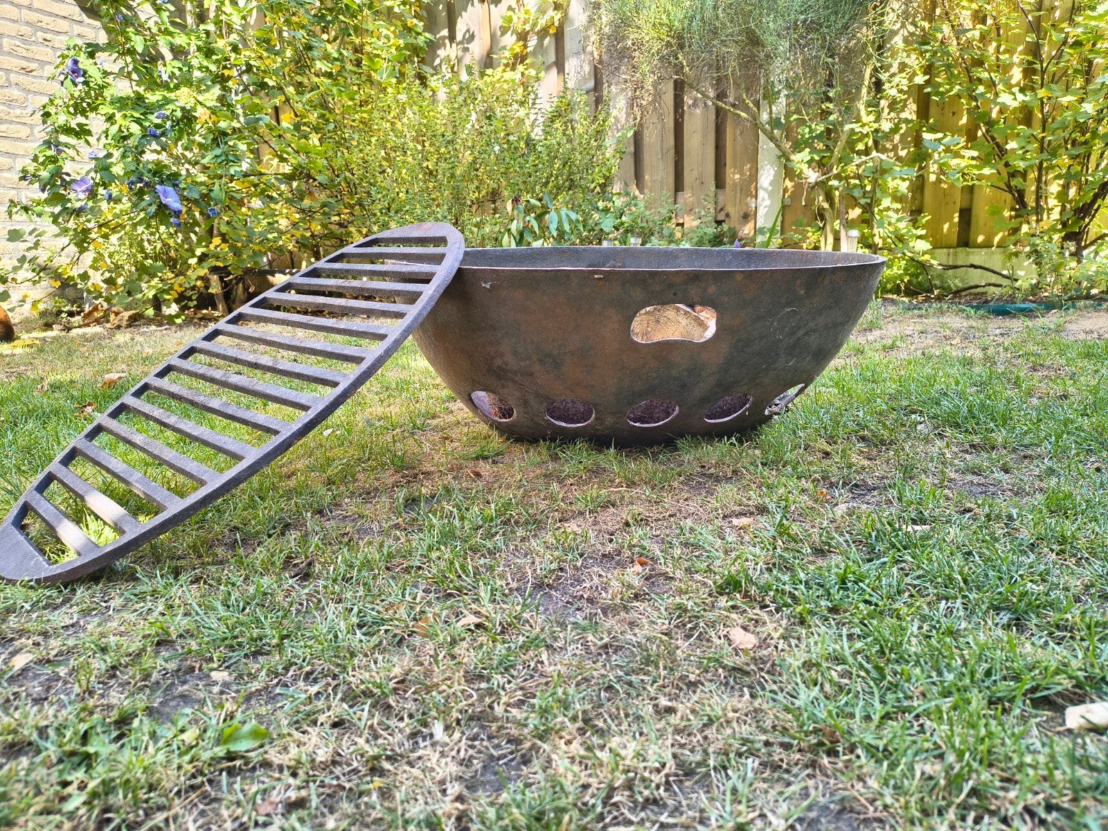 zware gietijzeren vuurschaal grill barbecue bbq tuinhaard, Ophalen, Gebruikt