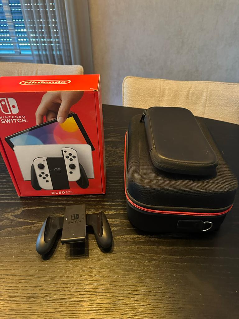 Nintendo Switch OLED met accessoires en reiskoffertje, Ophalen of Verzenden, Zo goed als nieuw, Met 2 controllers, Switch OLED