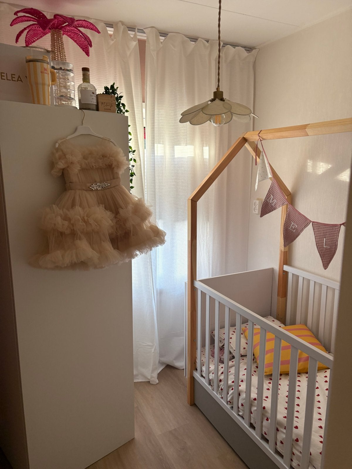 Houten huisbedje/ledikantje voor baby of peuter, Ophalen of Verzenden, Zo goed als nieuw, Ledikant