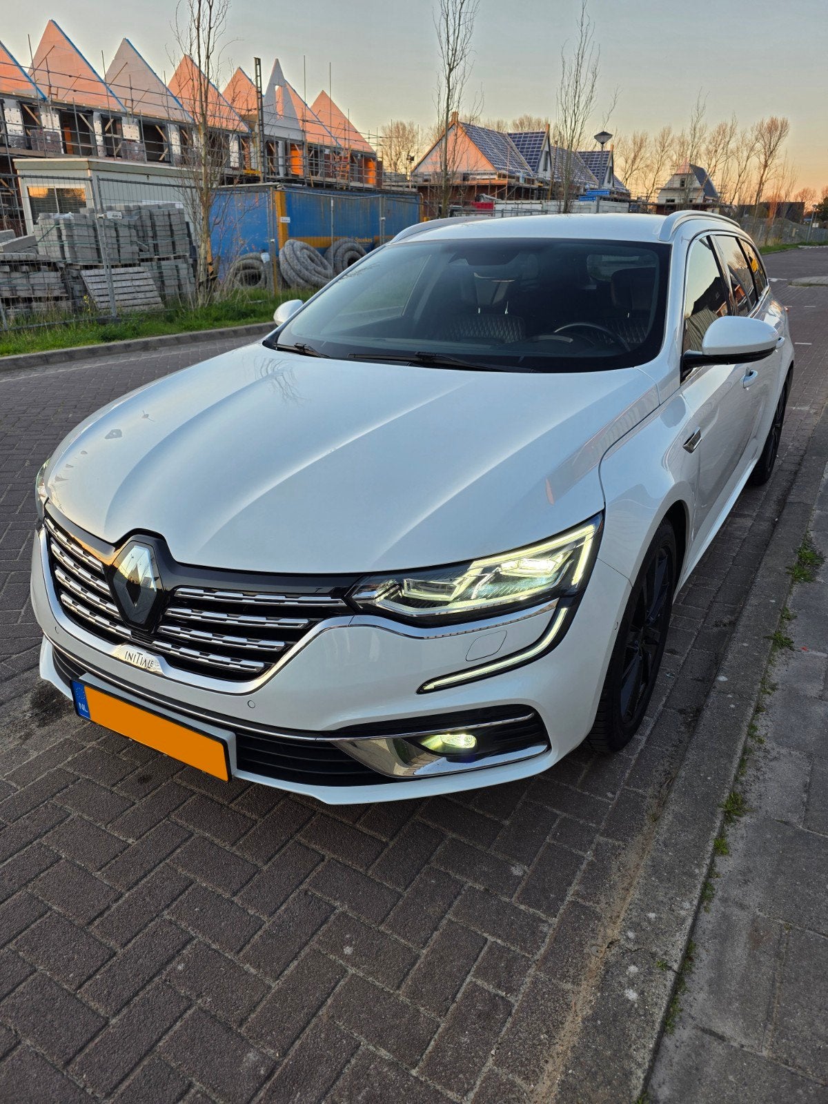 2022 Luxe Renault Talisman Initiale Paris Estate 1.3 Turbo, Auto's, Parkeerassistent, 4 cilinders, Wit, Leder