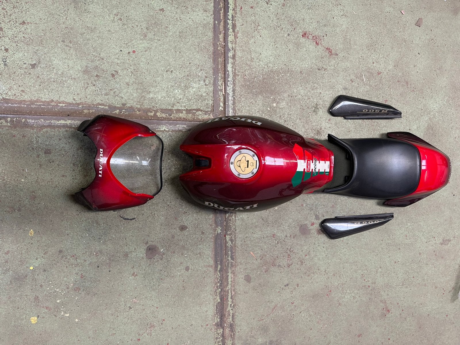 Ducati Monster M900 Tank en Kuipdelen - Rood/Carbon, Motoren, Onderdelen | Ducati, Ophalen of Verzenden, Gebruikt