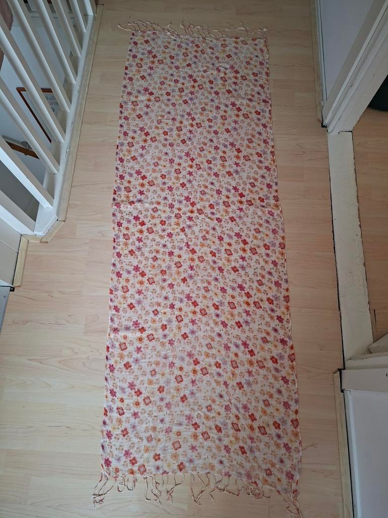 Lichte sjaal met bloemenprint, Maat 46/48 (XL) of groter, Ophalen of Verzenden, Sjaal, Onbekend