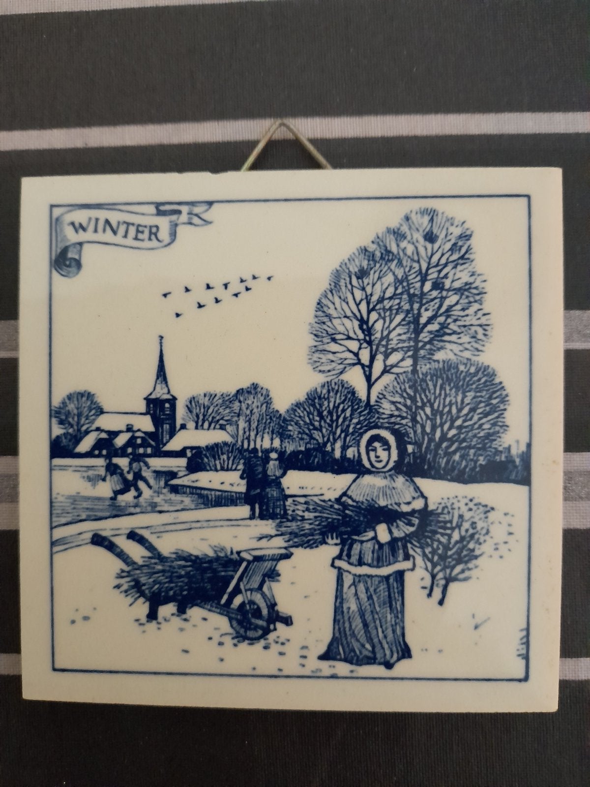 Een Delfts blauw tegeltje met een wintertafereel., Antiek en Kunst, Ophalen of Verzenden