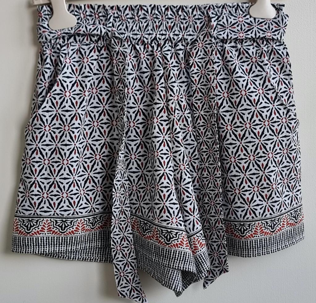 MS Mode short met zwart/oranje print mt. 42, Kort, Wit, Maat 42/44 (L), Ophalen of Verzenden